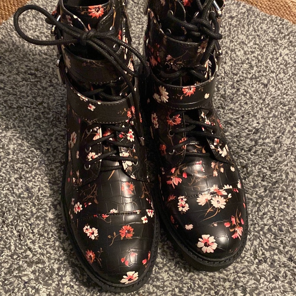 Awesome Boots 10 - Picture 2 of 4